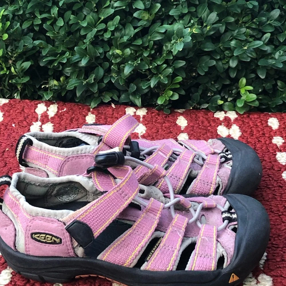 Keen Newport H2 Waterproof Hiking Outdoor Water Sandals Pink Girls Size 1